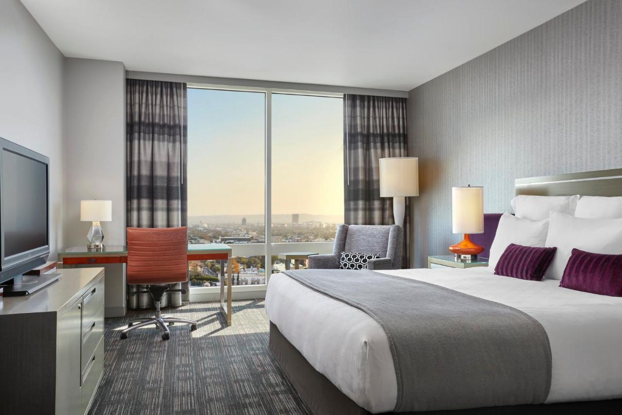 Loews Hollywood 4*