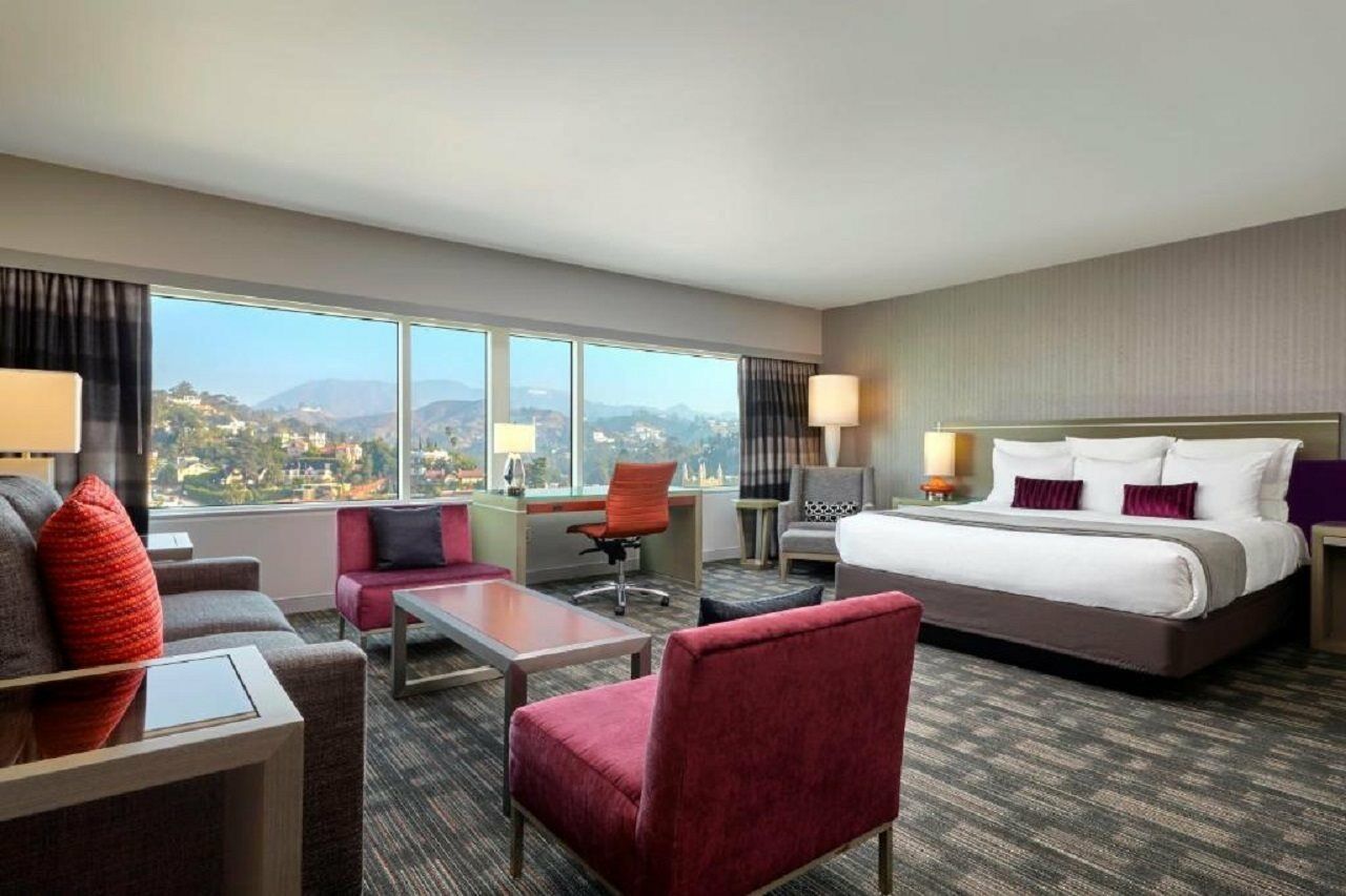 Loews Hollywood 4*